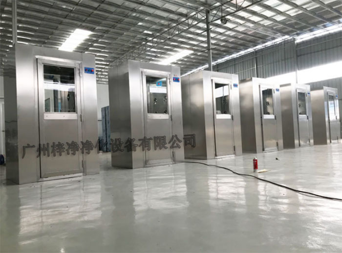 全不銹風(fēng)淋室采用全不銹鋼材質(zhì)制造，具有良好的耐腐蝕性、耐高溫性和耐磨損性。