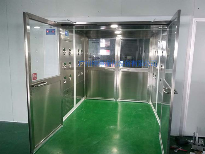 貨淋室主要用于物料表面的除塵，常用于生產(chǎn)線或倉(cāng)庫(kù)的出口處。