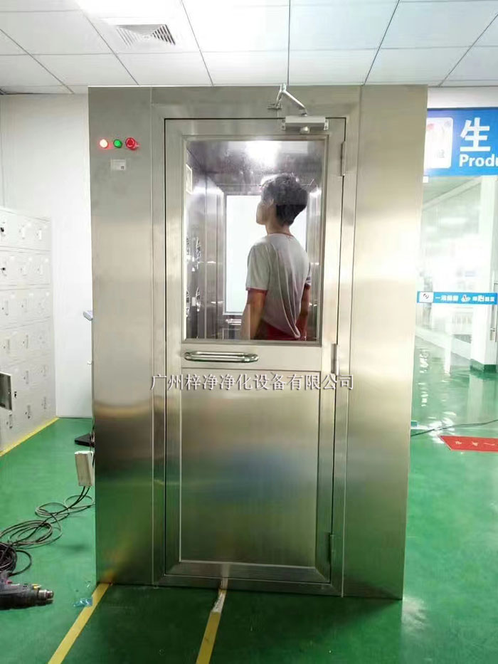 風(fēng)淋室主要是人員或物品的表面除塵，常用于潔凈室的入口處。